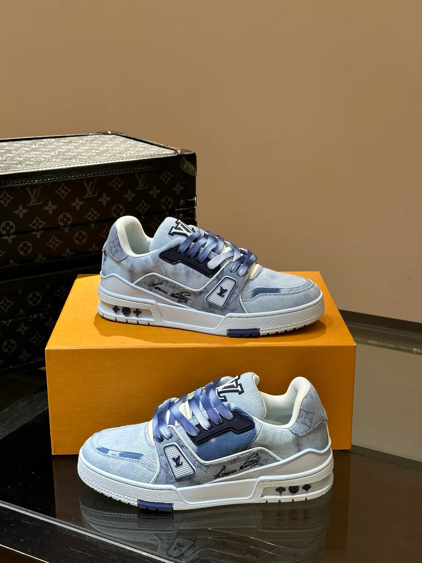 P840 TRAINER Men's canvas distressed sneakers, this LV Trainer sneaker is made of Monogram bleached denim to create a distressed look, reinterpreting Virgil Abloh's original design. Gradient laces complete the trendy details, rubber LV letters are marked on the tongue and side, technical rubber outsole blooms with Monogram flowers, and thick and lightweight EVA rubber outsole completes the whole. The upper is embellished with intricate prints and embroidered Monogram flowers. The rubber-injected rubber outsole continues the iconic elements, with a thick padded collar. The tongue, sides and rear are decorated with LV letters. The outsole is decorated with Monogram flowers. The standard insole continues the comfort experience. Size: 38-45